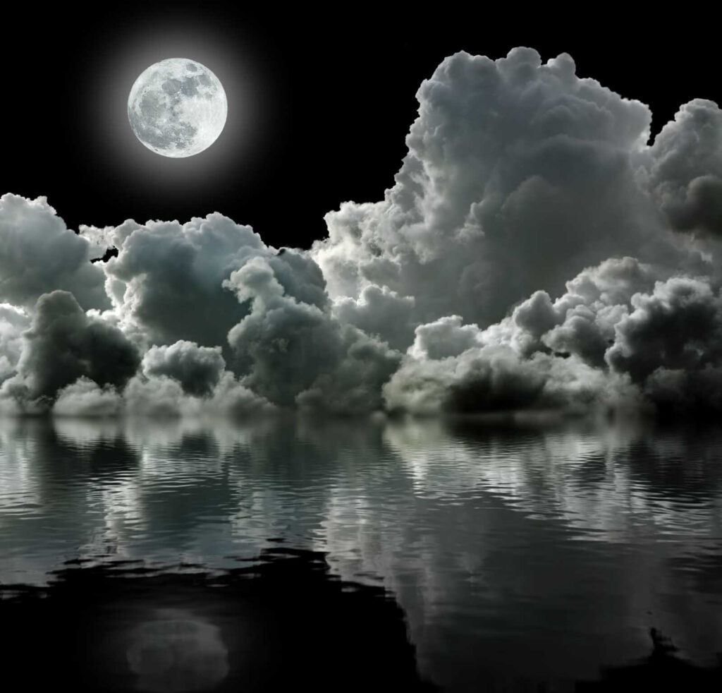 Lune sur l'eau avec des nuages et des nuages Lune sur l'eau avec des nuages et des nuages