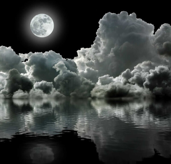 Lune sur l'eau avec des nuages et des nuages Lune sur l'eau avec des nuages et des nuages