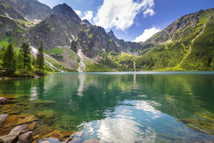Lac entouré de montagnes