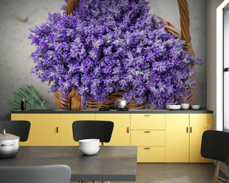 Panier de fleurs violettes