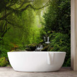 Papier peint Ruisseau traversant une forêt