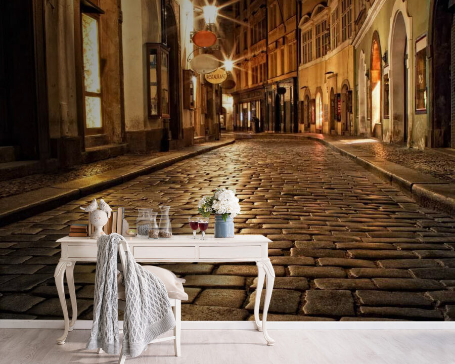 Rue en pierre avec bâtiments et lampadaires
