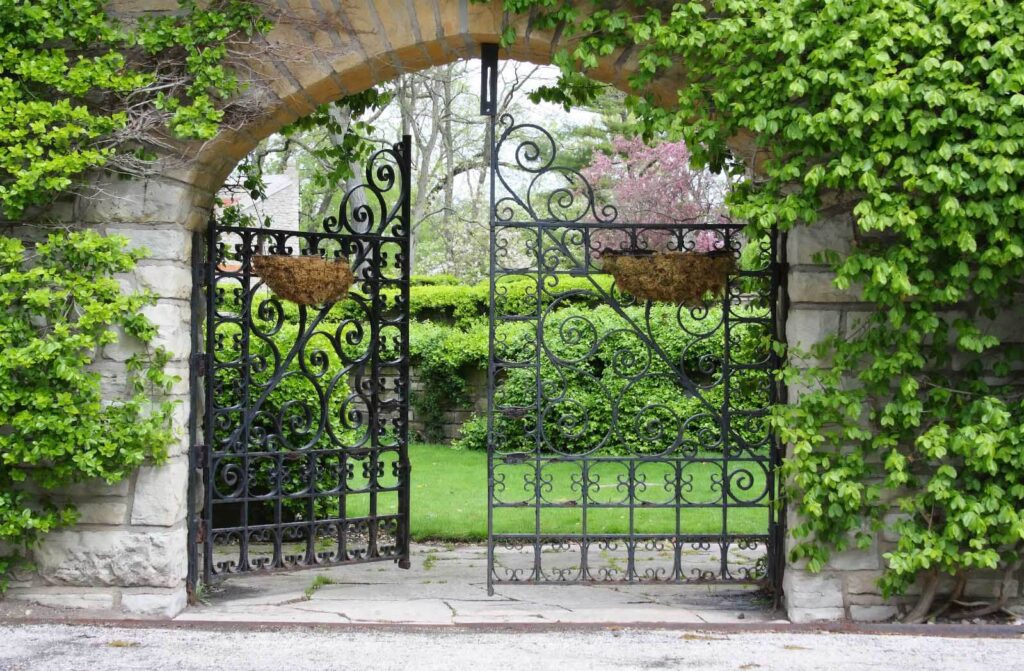 Portail avec une arche en pierre et une pelouse verte Portail avec une arche en pierre et une pelouse verte