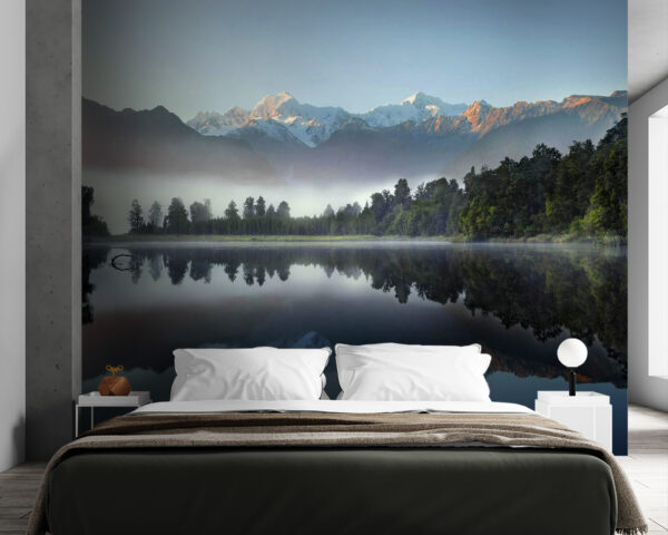 Lac avec arbres et montagnes en arrière-plan Lac avec arbres et montagnes en arrière-plan