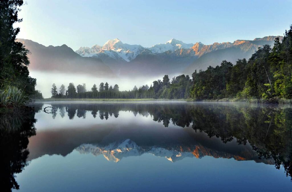 Lac avec arbres et montagnes en arrière-plan Lac avec arbres et montagnes en arrière-plan