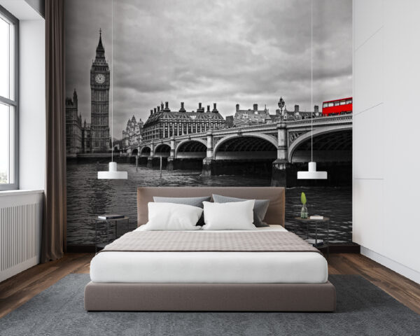 Pont sur l'eau avec une tour d'horloge et un bus rouge Pont sur l'eau avec une tour d'horloge et un bus rouge