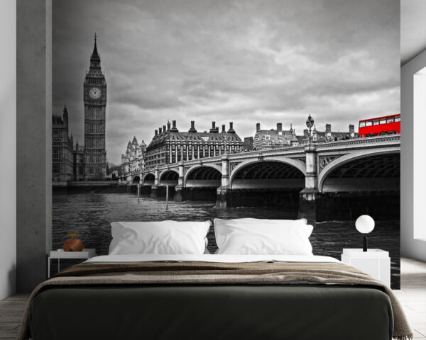 Pont sur l'eau avec une tour d'horloge et un bus rouge Pont sur l'eau avec une tour d'horloge et un bus rouge