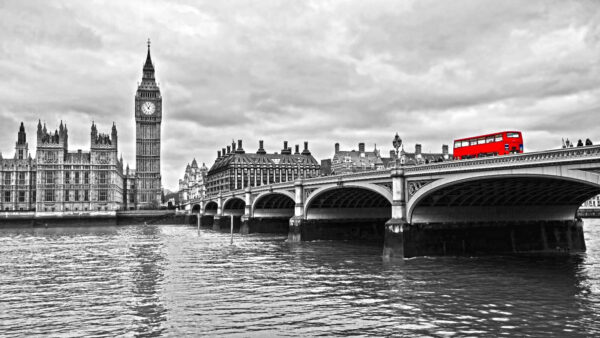 Pont sur l'eau avec une tour d'horloge et un bus rouge Pont sur l'eau avec une tour d'horloge et un bus rouge