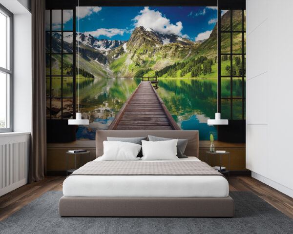 Vue sur un lac depuis une chambre avec un quai en bois et des montagnes Vue sur un lac depuis une chambre avec un quai en bois et des montagnes
