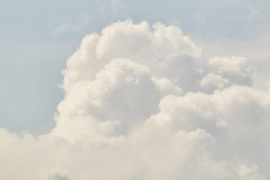 Grand nuage blanc dans le ciel