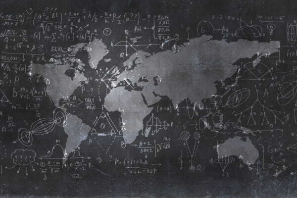 Tableau noir avec une carte et des équations mathématiques Tableau noir avec une carte et des équations mathématiques