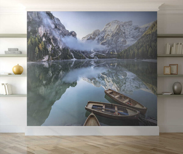 Bateaux sur un lac avec des montagnes en arrière-plan Bateaux sur un lac avec des montagnes en arrière-plan