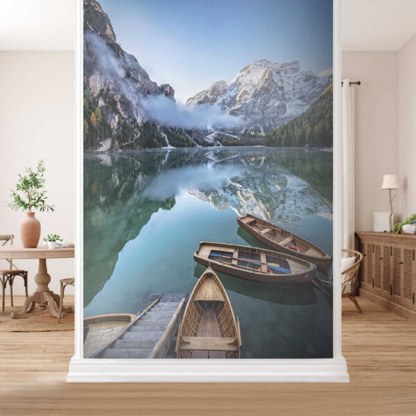 Bateaux sur un lac avec des montagnes en arrière-plan Bateaux sur un lac avec des montagnes en arrière-plan
