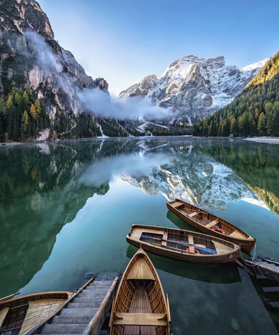 Bateaux sur un lac avec des montagnes en arrière-plan