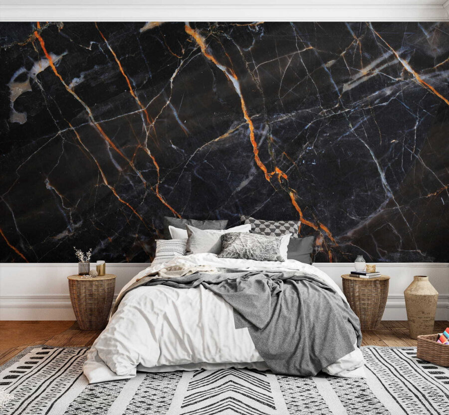 Marbre noir avec des veines orange vif. Marbre noir avec des veines orange vif.