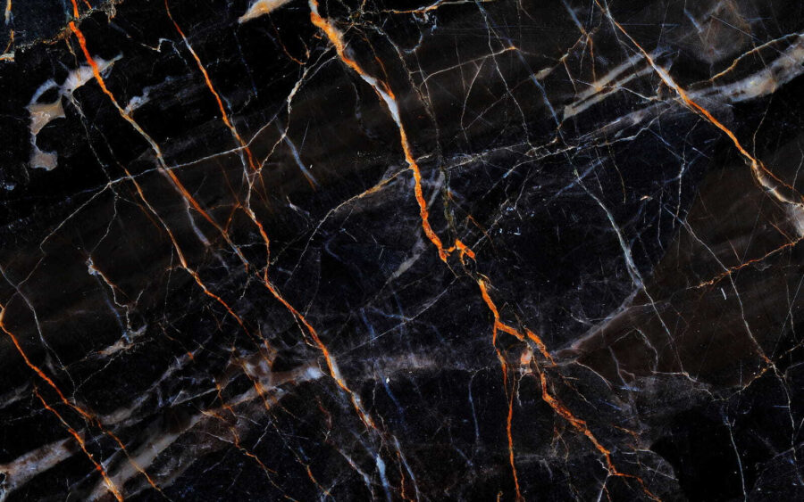 Marbre noir avec des veines orange vif. Marbre noir avec des veines orange vif.