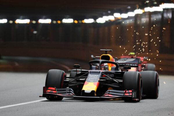 Voiture de course sur une piste Voiture de course sur une piste