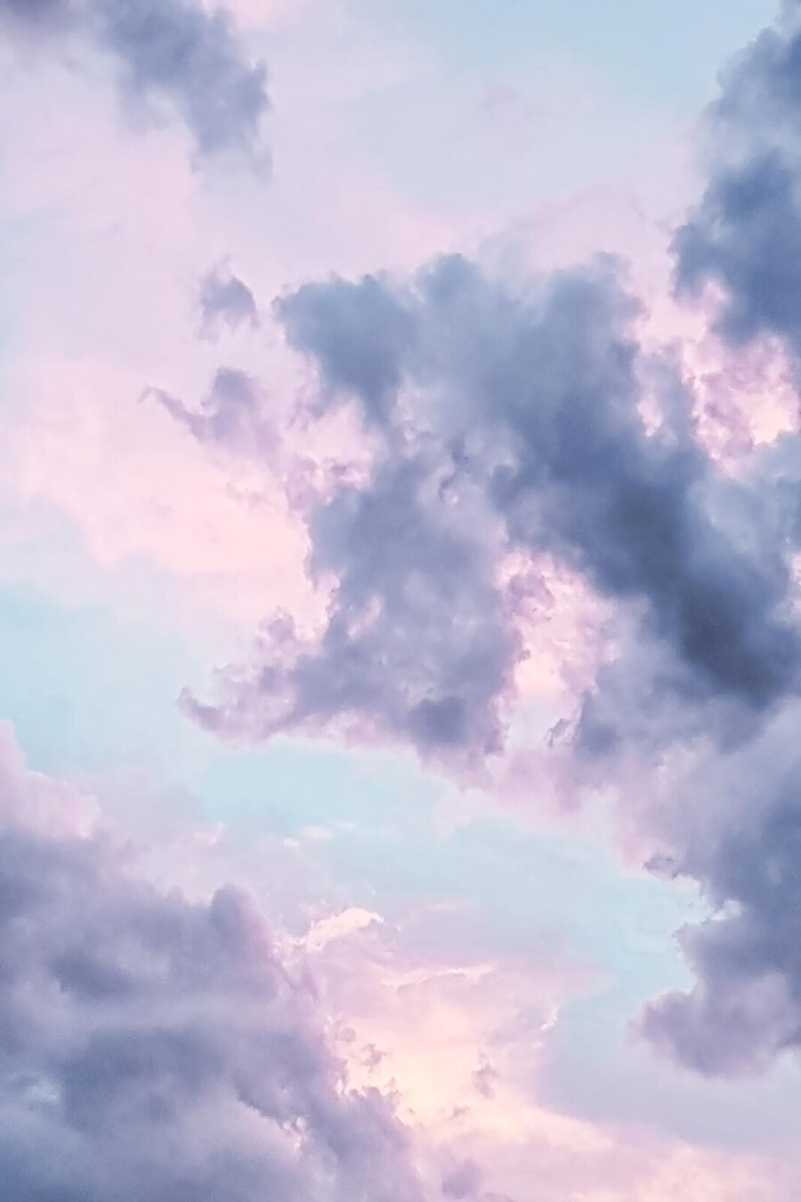 Ciel nuageux avec des nuages roses et bleus