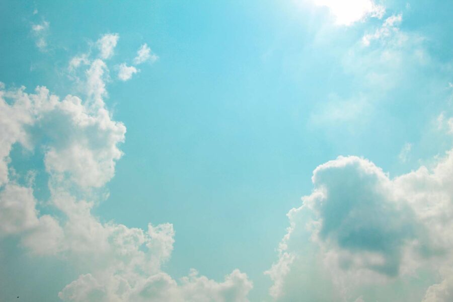 Ciel bleu avec nuages et soleil