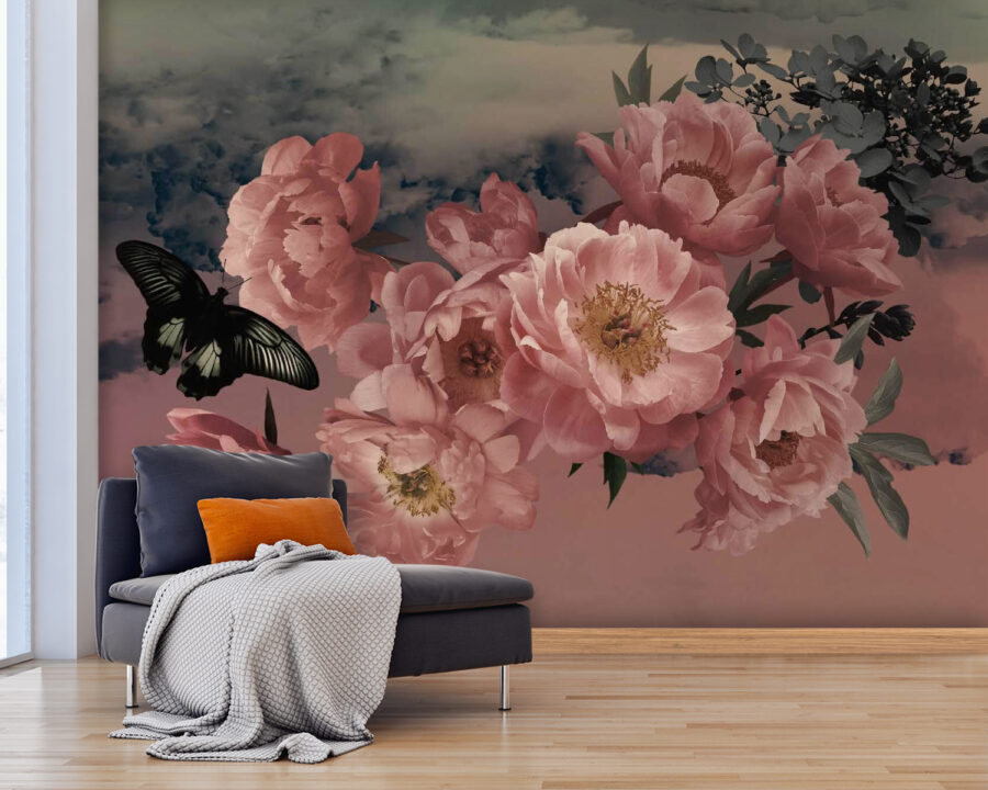 Papillon survolant un bouquet de fleurs roses