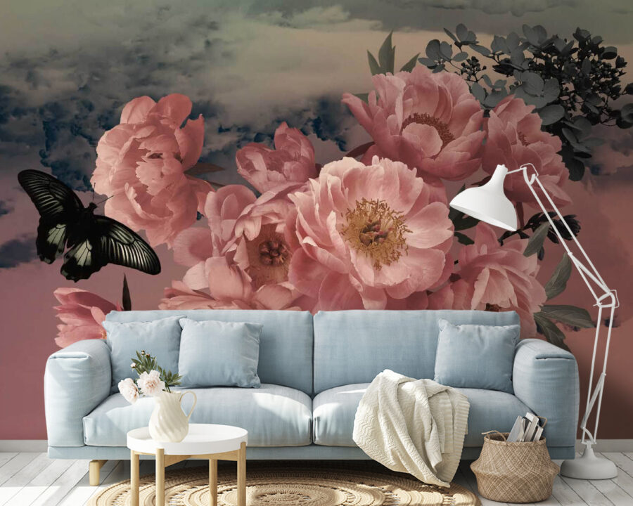 Papillon survolant un bouquet de fleurs roses