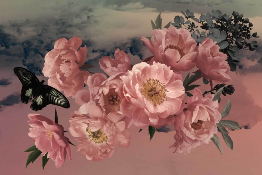 Papillon survolant un bouquet de fleurs roses