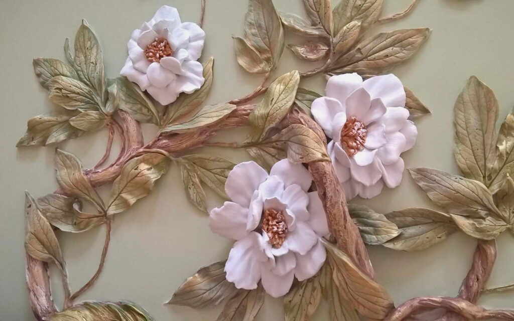 Décoration murale avec des fleurs et des feuilles Décoration murale avec des fleurs et des feuilles