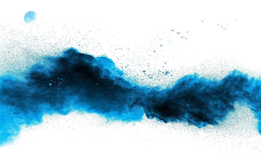 Explosion de poudre bleue sur fond blanc Explosion de poudre bleue sur fond blanc