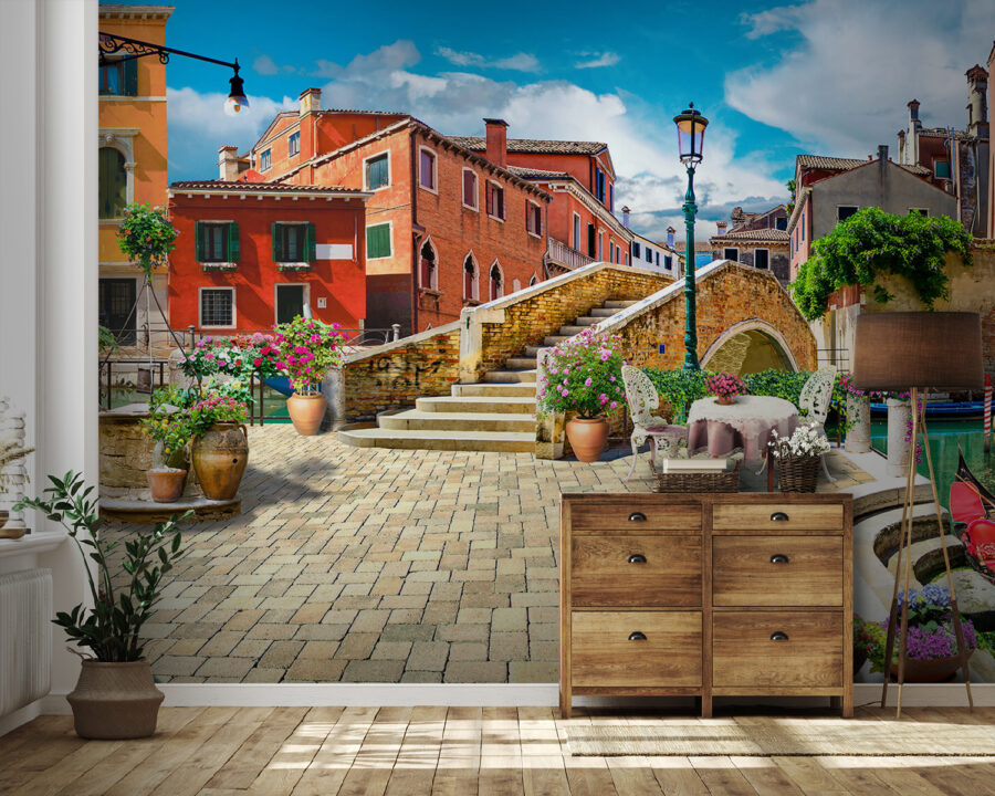 Patio avec table et chaises, fontaine et pont