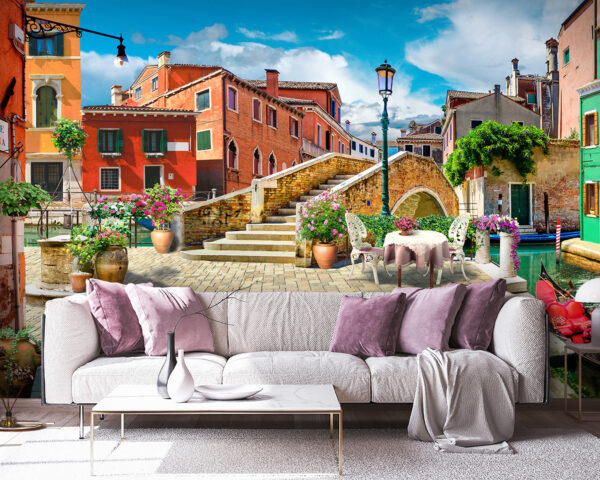 Patio avec table et chaises et fontaine devant un bâtiment Patio avec table et chaises et fontaine devant un bâtiment