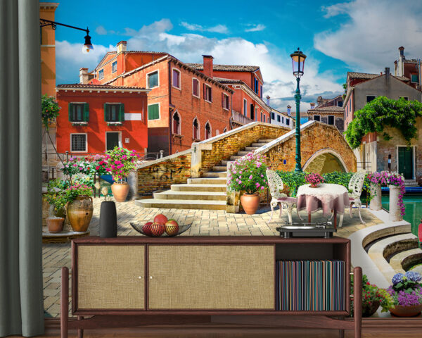 Patio avec table et chaises et fontaine devant un bâtiment Patio avec table et chaises et fontaine devant un bâtiment
