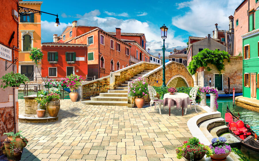 Patio avec table et chaises et fontaine devant un bâtiment