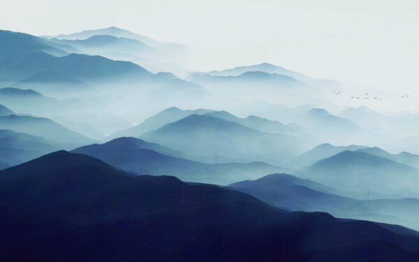 Chaîne de montagnes avec brouillard Chaîne de montagnes avec brouillard
