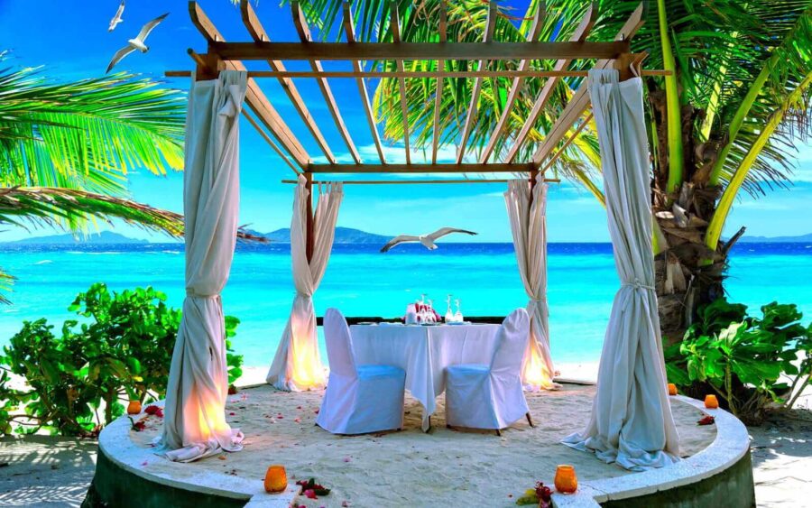 Table dressée sur une plage