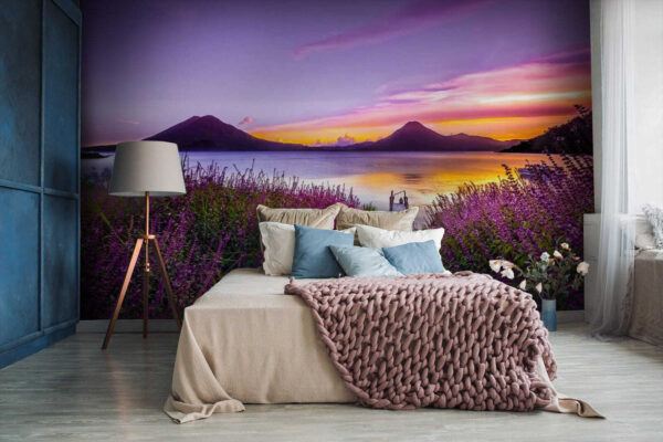 Chemin menant à un lac avec des fleurs violettes Chemin menant à un lac avec des fleurs violettes