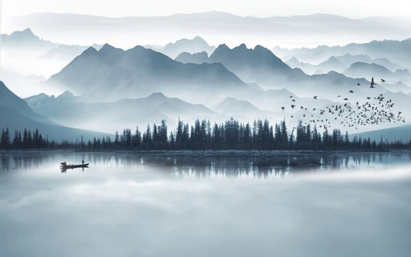 Personne dans un bateau sur un lac avec des montagnes en arrière-plan Personne dans un bateau sur un lac avec des montagnes en arrière-plan