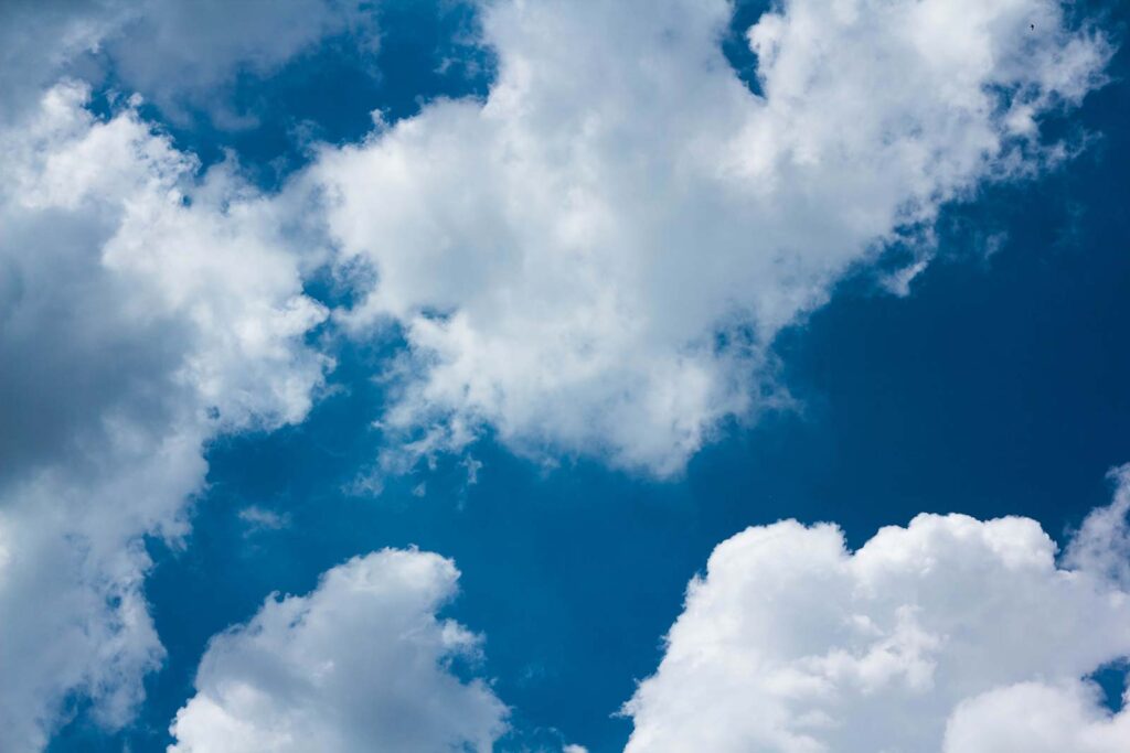 Ciel bleu avec nuages Ciel bleu avec nuages