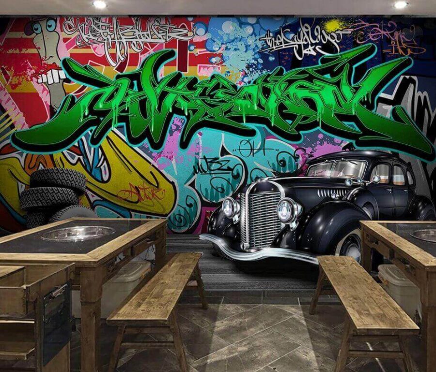 Voiture noire avec roues devant un mur coloré Voiture noire avec roues devant un mur coloré