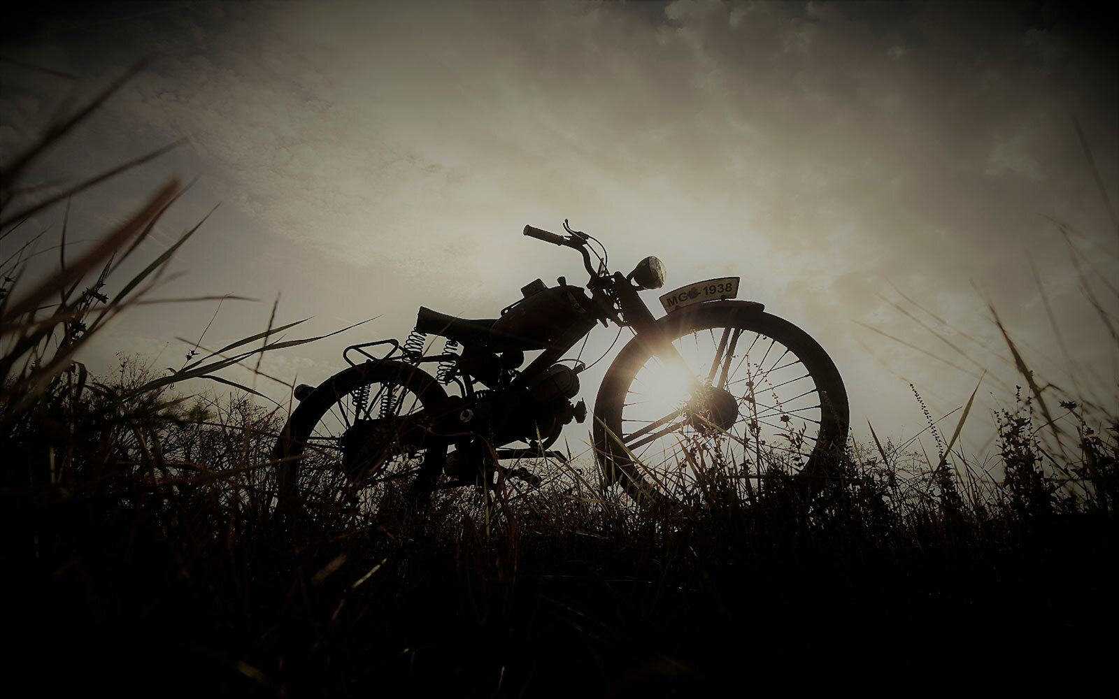 Moto dans un champ u02601p - Moto dans un champ - tegory