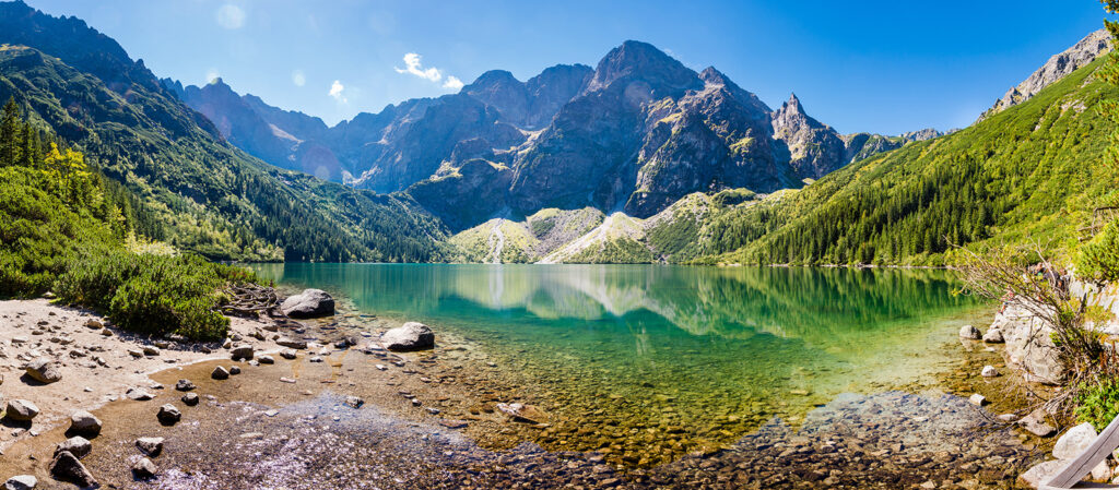 Lac avec des montagnes en arrière-plan Lac avec des montagnes en arrière-plan