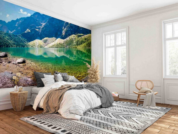 Lac avec des montagnes en arrière-plan Lac avec des montagnes en arrière-plan