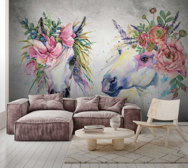 Couple de chevaux avec des fleurs sur la tête Couple de chevaux avec des fleurs sur la tête