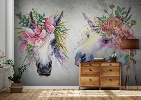 Couple de chevaux avec des fleurs sur la tête Couple de chevaux avec des fleurs sur la tête