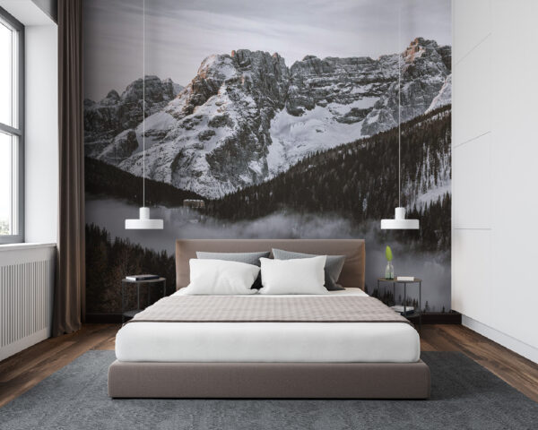 Chaîne de montagnes enneigées avec des arbres et un bâtiment Chaîne de montagnes enneigées avec des arbres et un bâtiment