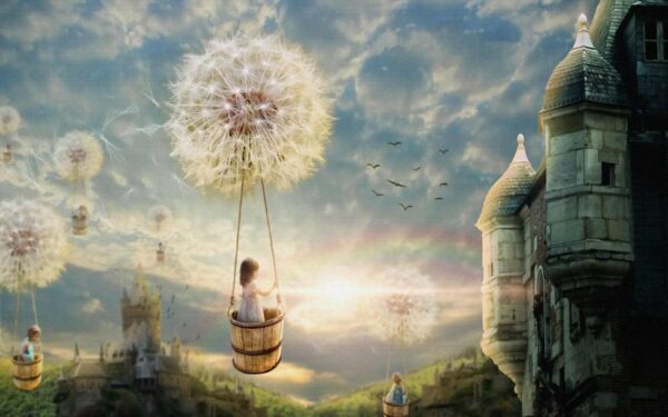 Fille dans un panier sur une balançoire avec un pissenlit dans le ciel Fille dans un panier sur une balançoire avec un pissenlit dans le ciel