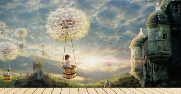 Fille dans un panier sur une balançoire avec un pissenlit dans le ciel Fille dans un panier sur une balançoire avec un pissenlit dans le ciel