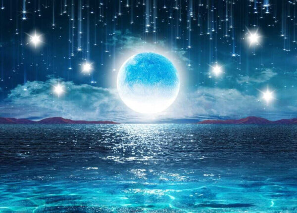 Lune sur l'eau avec des étoiles et des nuages Lune sur l'eau avec des étoiles et des nuages