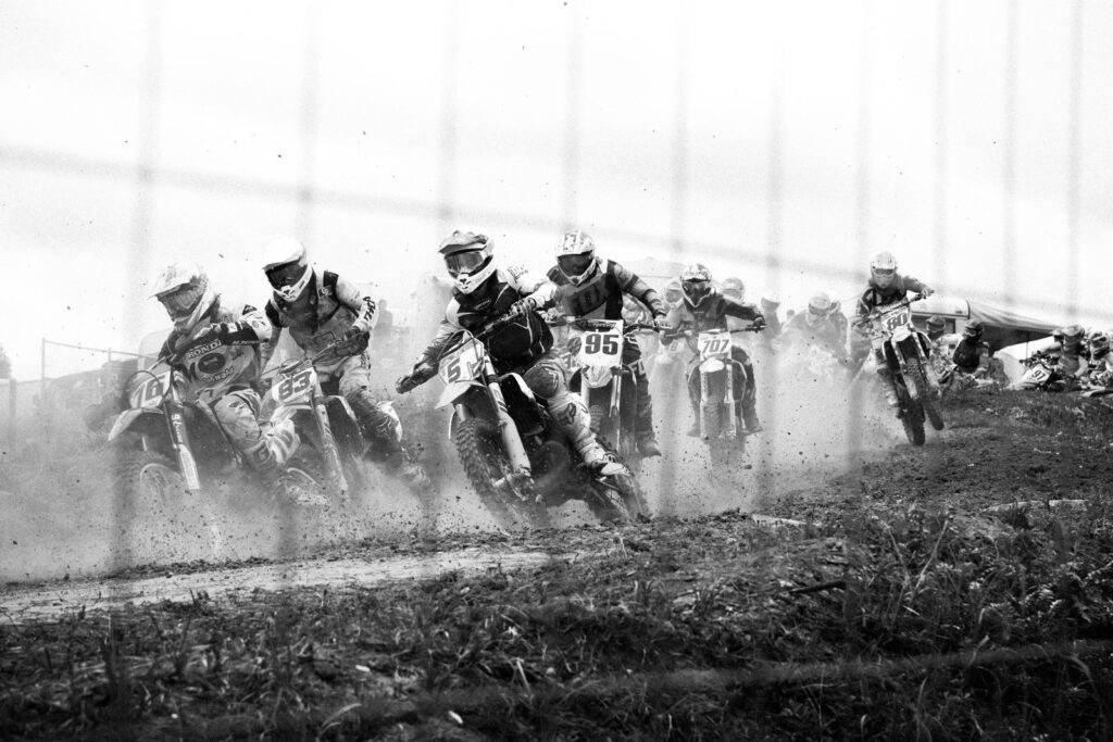 Groupe de personnes sur des motos tout-terrain Groupe de personnes sur des motos tout-terrain