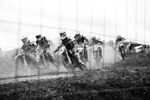 Groupe de personnes sur des motos tout-terrain Groupe de personnes sur des motos tout-terrain