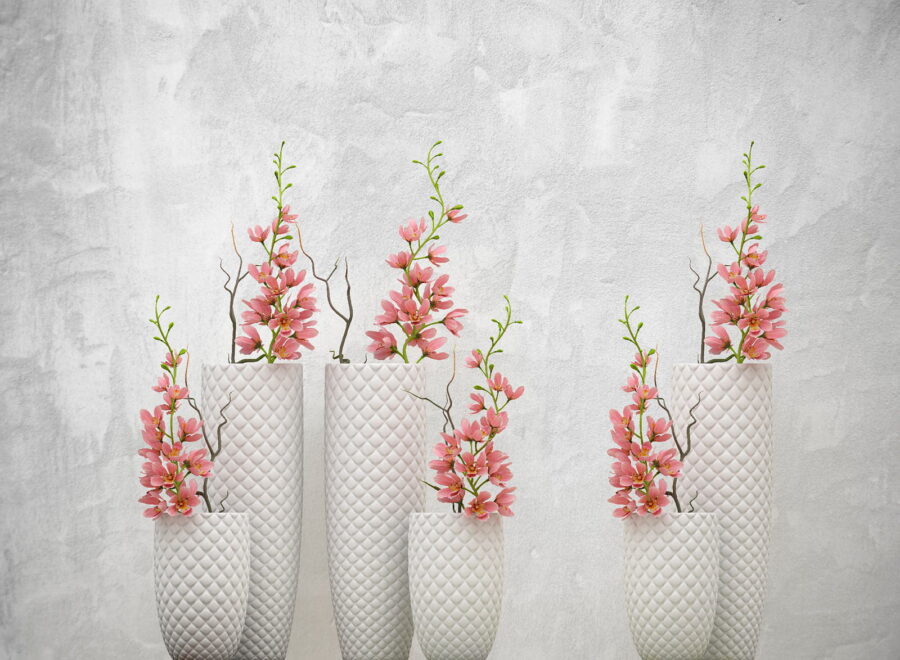Groupe de vases blancs avec fleurs roses